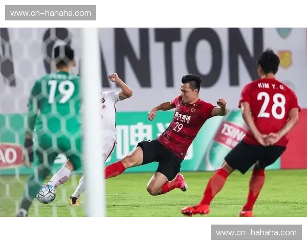 尘封的荣耀:恒大vs苏宁经典之战回放,重燃绿茵激情 尘封的荣耀:恒大vs苏宁经典之战回放,重燃绿茵激情